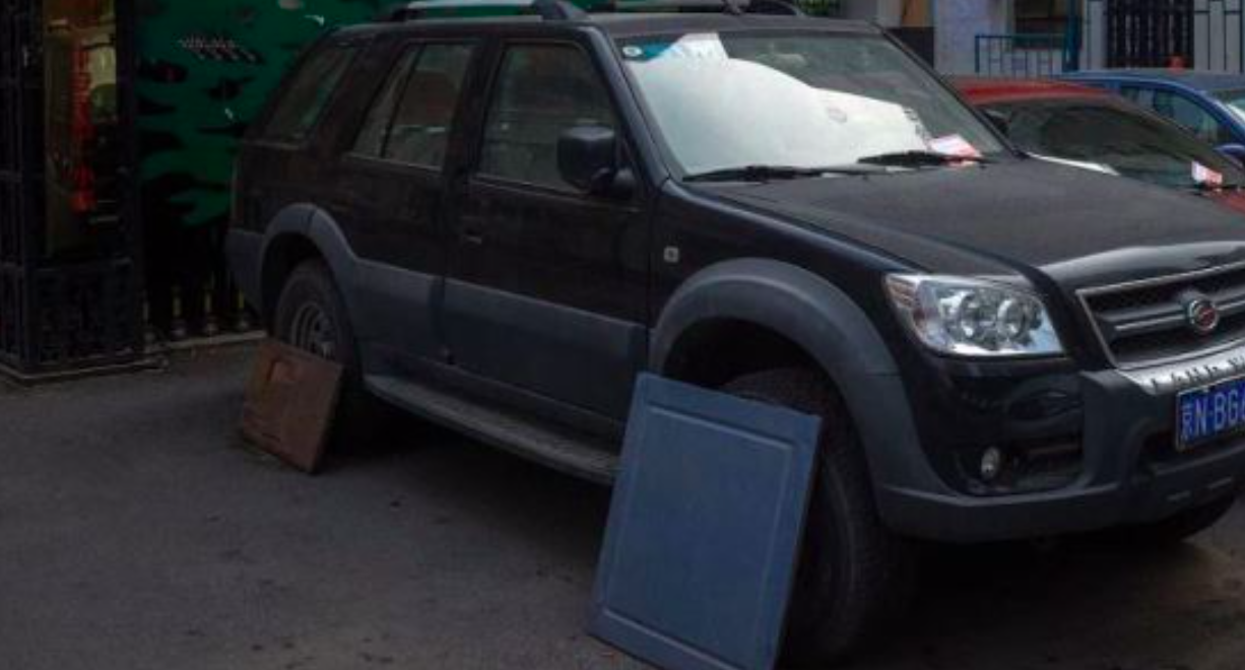 Zauważyłeś u sąsiadów deski przykrywające koła aut? Warto zrobić tak jak oni, w okolicy może być poważny problem