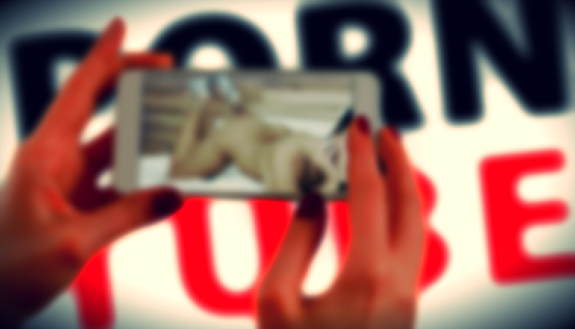 Gwiazda przerywa milczenie. Ma pełen telefon zdjęć genitaliów piłkarzy