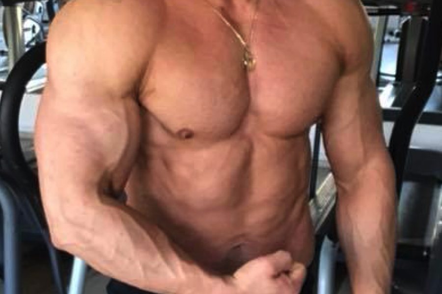 To NIE potężny gej! Muskularny ksiądz Artur podbija sieć