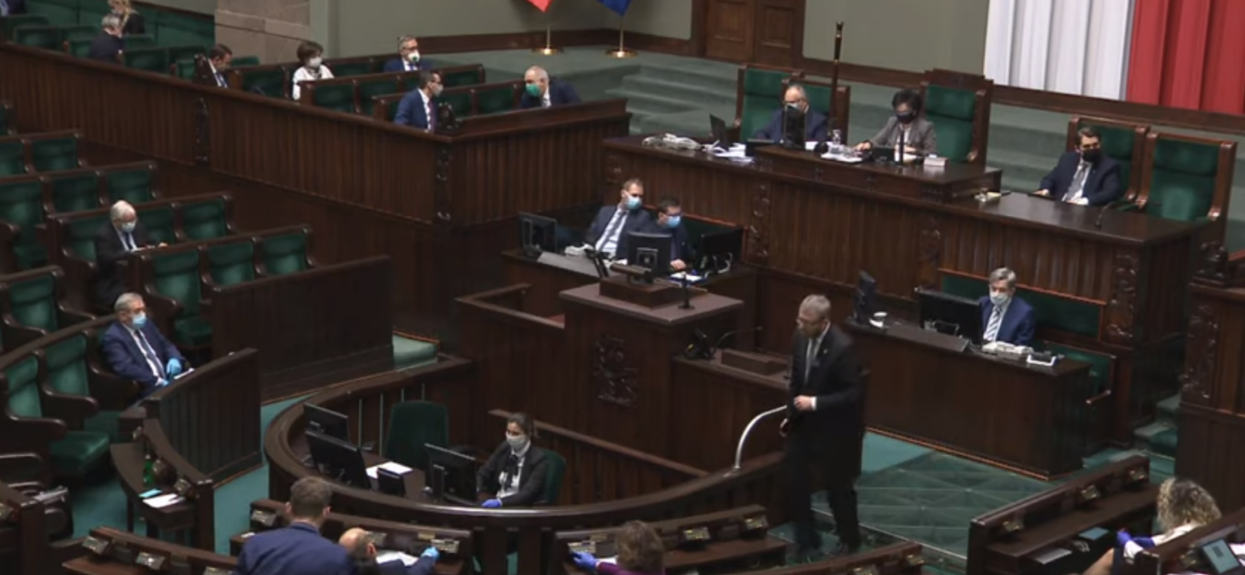 W Sejmie zapadła kluczowa decyzja odnośnie składek na ZUS. Ludzie będą wściekli, nie tak miało być
