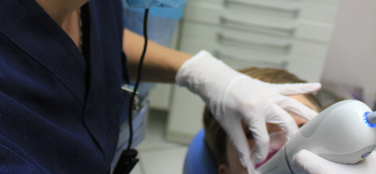Wizyta u dentysty w czasie epidemii spustoszy portfel do cna. Dodatkowa opłata oburzyła pacjentów