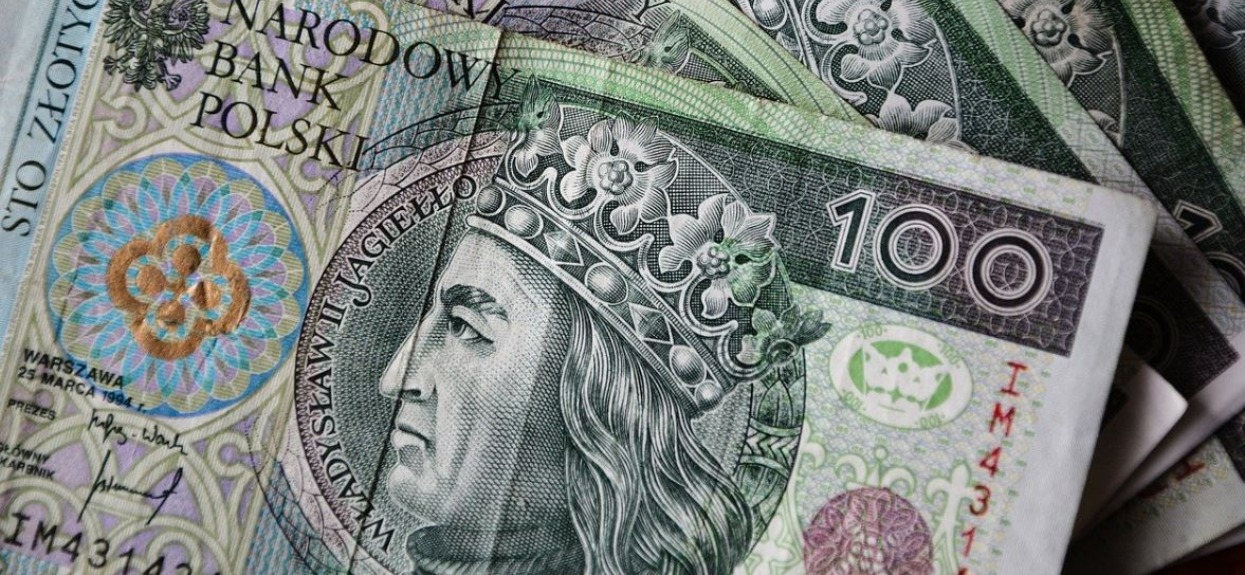 Rząd rozdaje po 5 tysięcy złotych. Jest jednak haczyk, konsekwencje mogą być ogromne