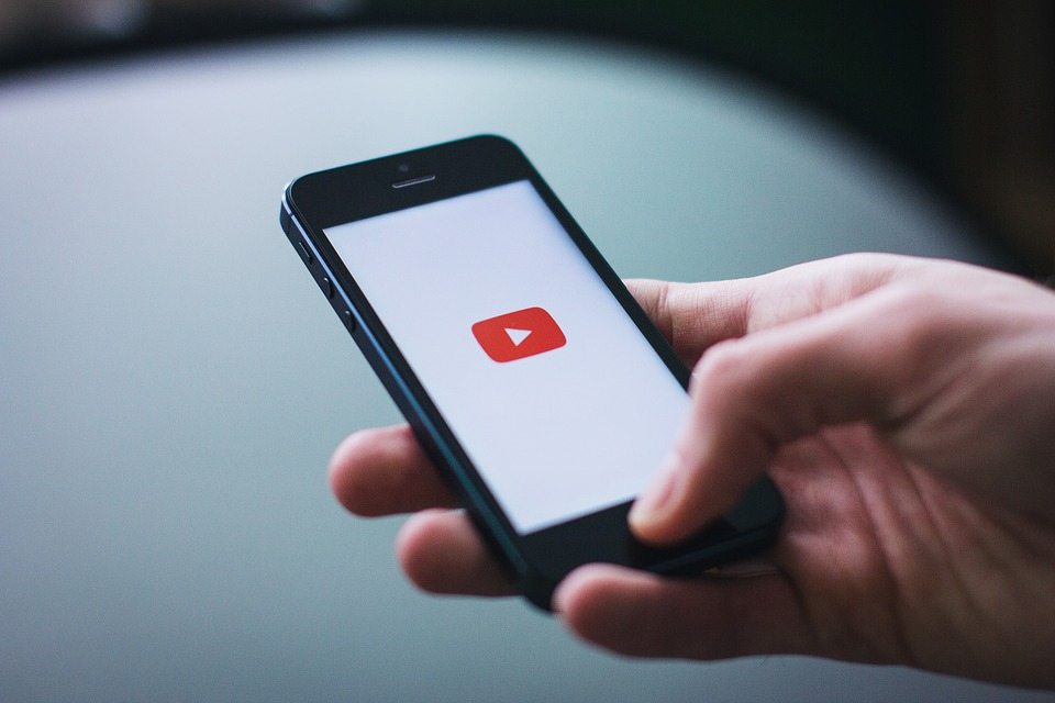 Wielki problem banalnie rozwiązany! Tak można słuchać Youtube w tle na telefonie