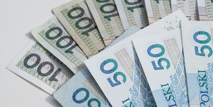 Masz oszczędności w banku? Lepiej wypłacić gotówkę, karty mogą nie zadziałać. Profesor ekonomii ostrzega