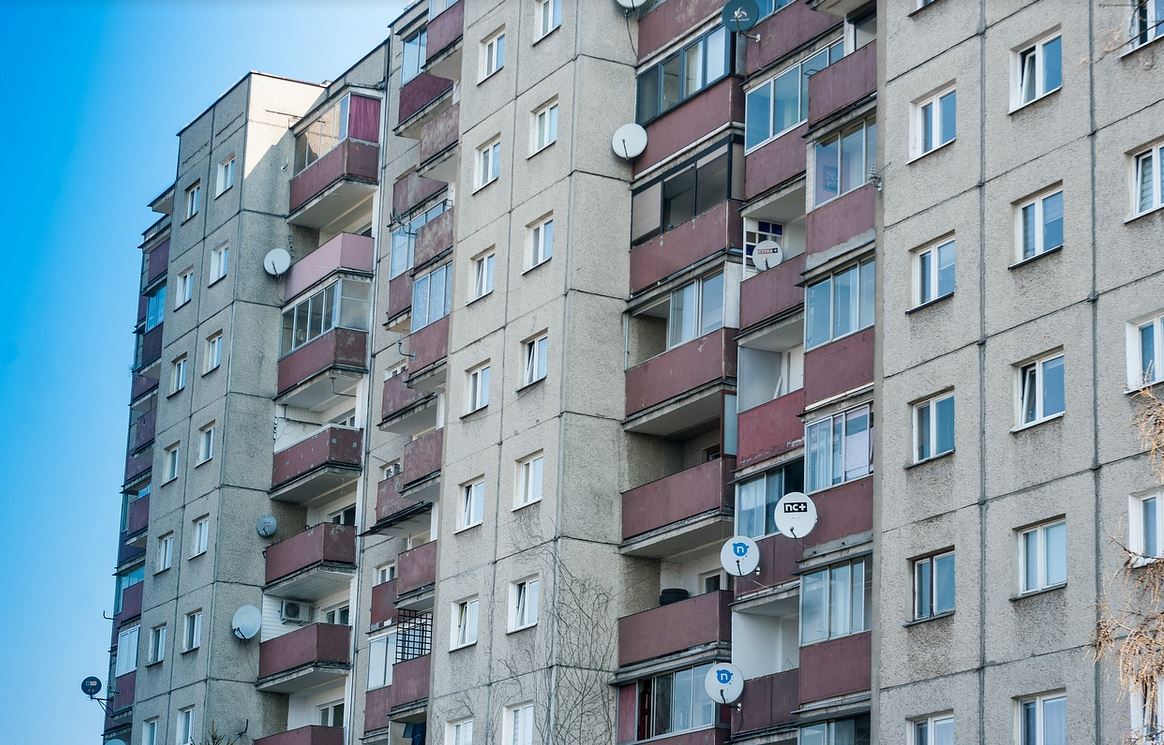 14-miesięczna dziewczynka wypadła z okna. Policja podaje dramatyczne szczegóły