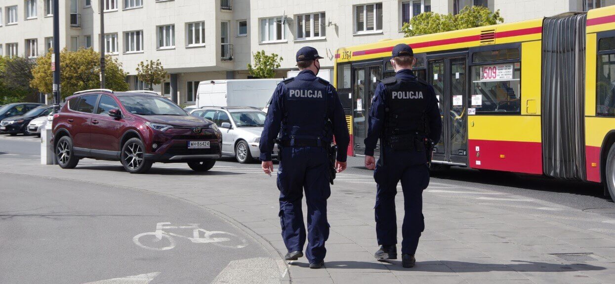 Do 3 maja warszawska policja nałożyła 1100 kar na obywateli. 99% z nich sanepid uznał za bezsensowne
