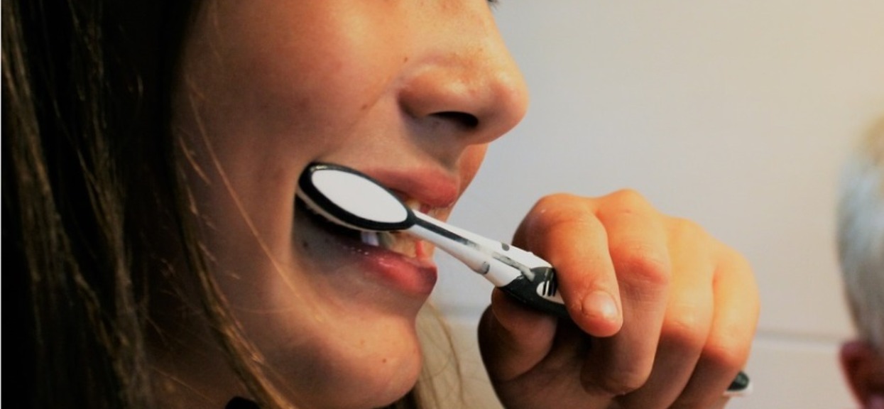 Dentyści biją na alarm, popularny produkt do higieny może mieć fatalny wpływ na zęby. Lepiej go nie używać
