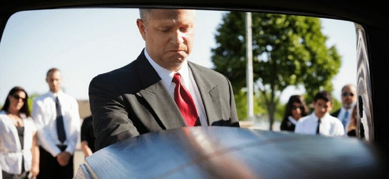 Mąż rozpaczał na pogrzebie żony. Kiedy się odwrócił, pobladł i zamarł jednocześnie, niewiarygodne zdarzenie
