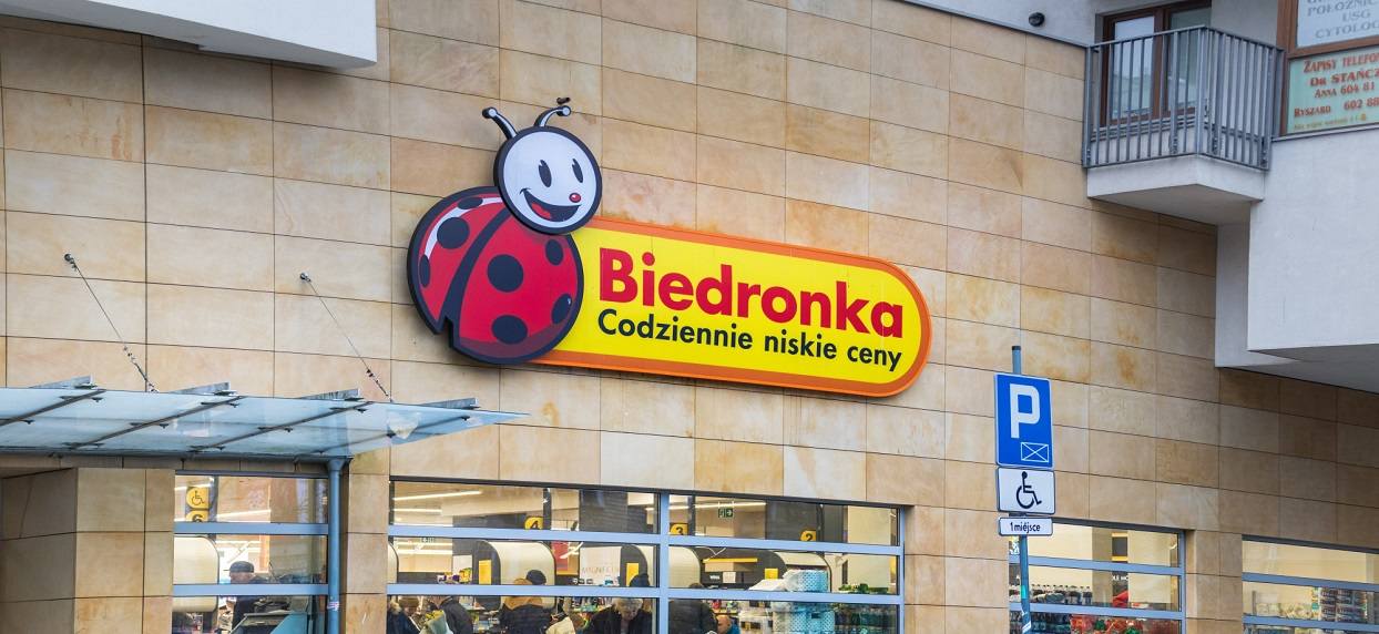Biedronka: Zarobki kasjera w 2020 w górę. Ujawniono konkretne kwoty