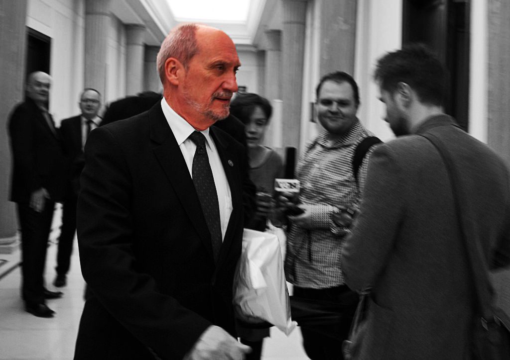 Ogień w stosunkach, Europa w szoku! Macierewicz właśnie ZMIAŻDŻYŁ relacje z Niemcami