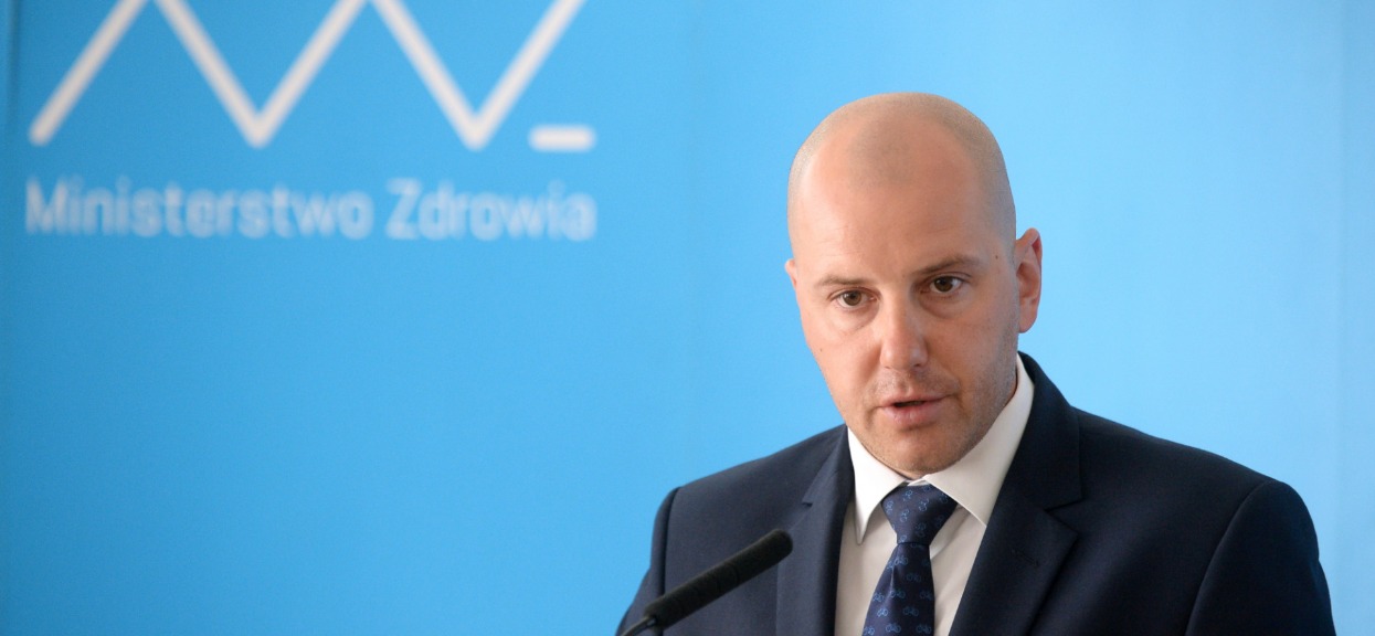 Nikt nie mógł się spodziewać. Chodzi o zluzowanie obowiązku noszenia maseczek, wiceminister zabrał głos
