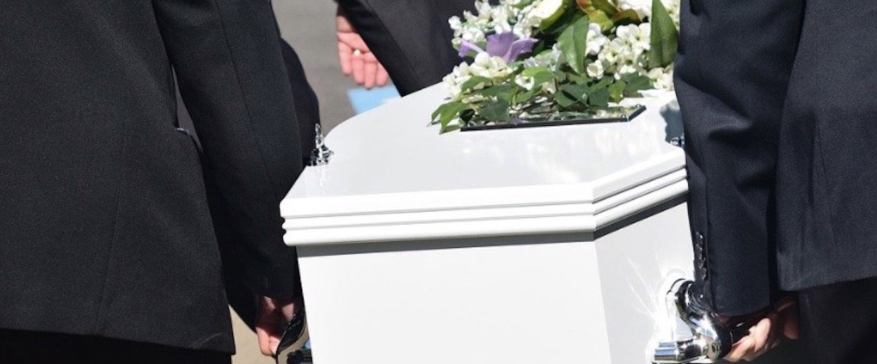 Porażające sceny podczas pogrzebu. Gdy włożyli trumnę do grobu, zmarły pomachał do żałobników, wszystko się nagrało