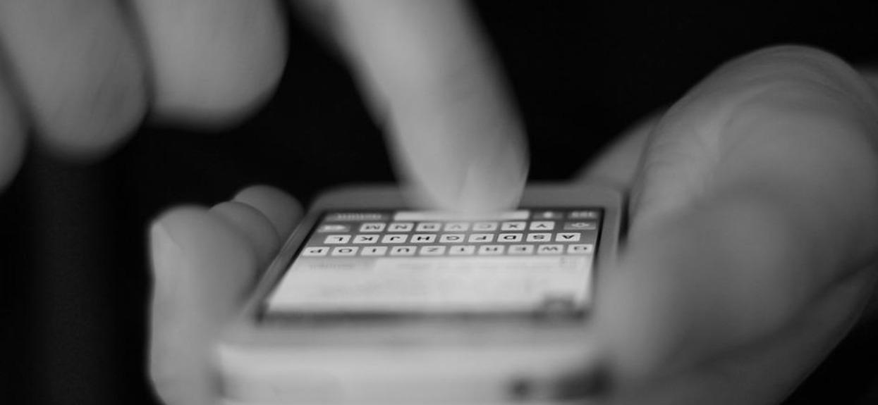 Mąż przez pomyłkę wysłał SMS-a do żony zamiast do kolegi. Przeczytała wiadomość i zamarła