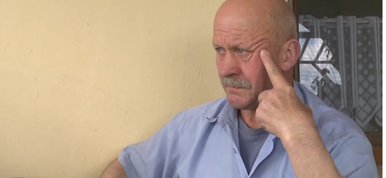 Dotarli do parafii księdza z filmu Sekielskich. Poruszające sceny, sołtys nie potrafił ukryć łez