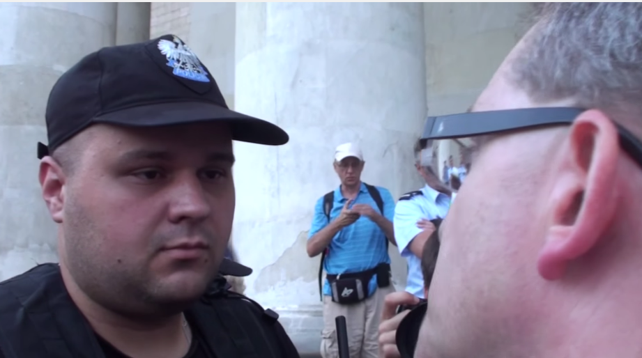 Wykład Grzegorza Brauna dla policji pod Pałacem Kultury (video)