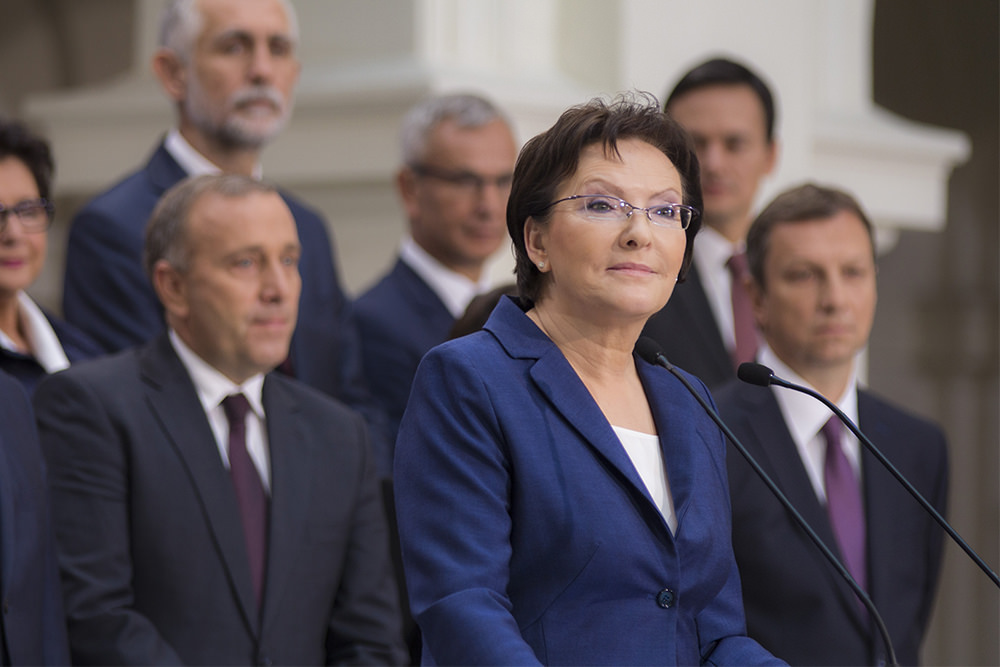 Rząd walczy ze "śmieciówkami" a sam na takich umowach zatrudnia
