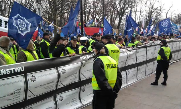 Policjanci do rządu Kopacz: Złodzieje, nie róbcie z nas żebraków