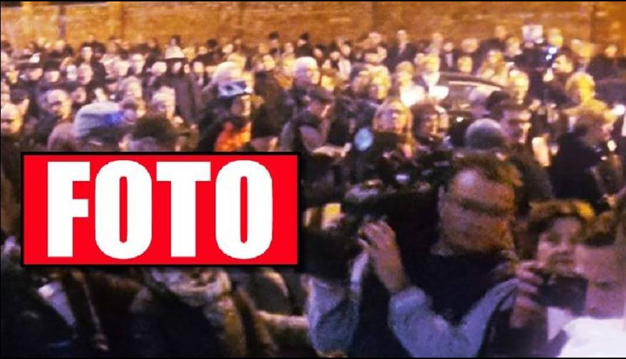Warszawa: Wściekły tłum zmierza do siedziby PiS, po drodze awantury
