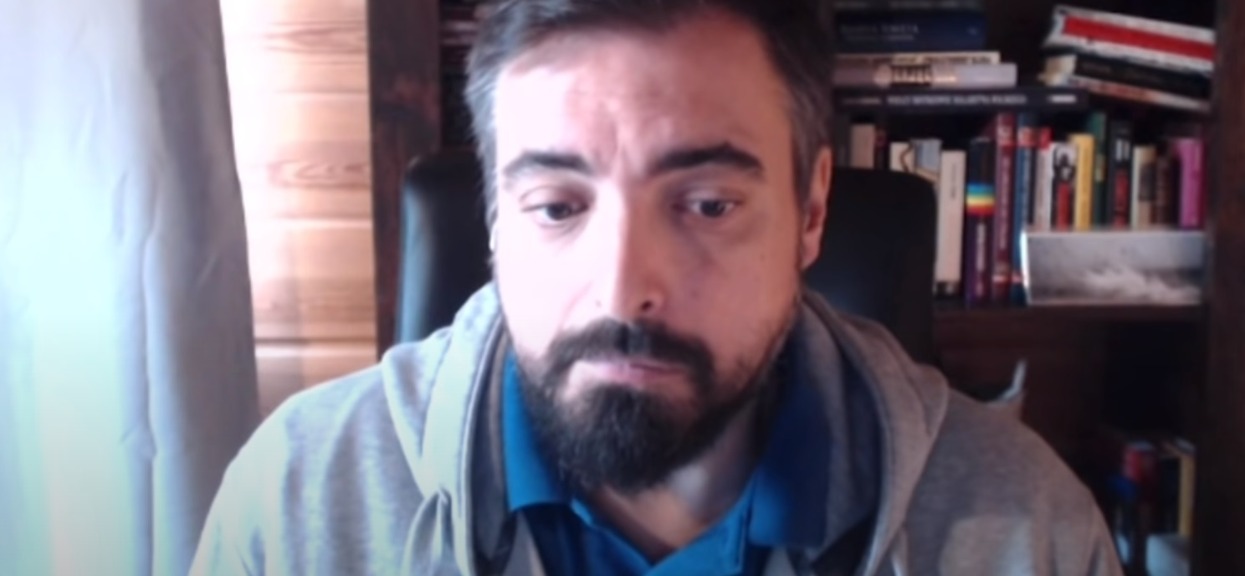 Sekielski ujawnił, dlaczego w nowym filmie wykorzystali piosenkę tragicznie zmarłej gwiazdy. Artystka też przeżyła piekło w dzieciństwie