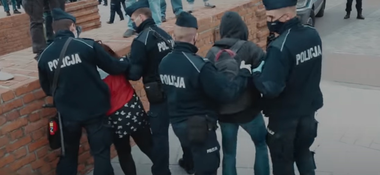 Kilkaset osób w Warszawie zatrzymanych przez policję. Użyto gazu i środków przymusu