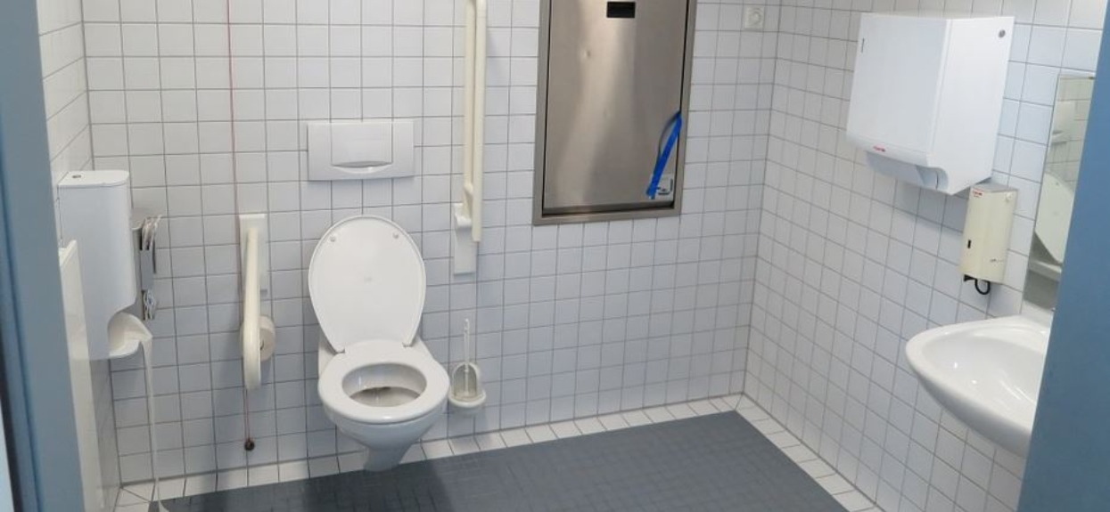 Okropny dramat mężczyzny w polskiej miejscowości. Na długo utknął w publicznej toalecie, konieczna była interwencja służb