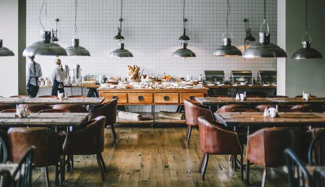 Odblokowano restauracje i kawiarnie, ale zostawiono denerwujące ograniczenie. Kelnerzy łapią się za głowy