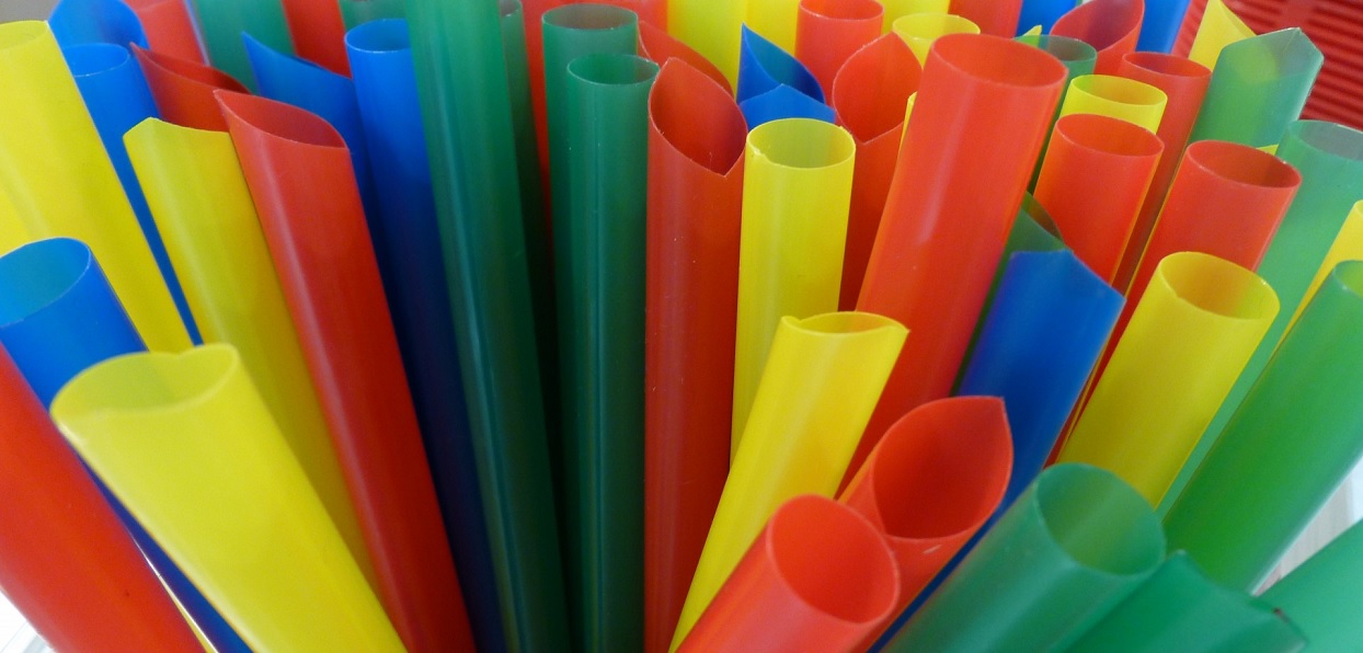 Wbiła plastikową słomkę w doniczkę, efekt przerósł oczekiwania. Genialny trik