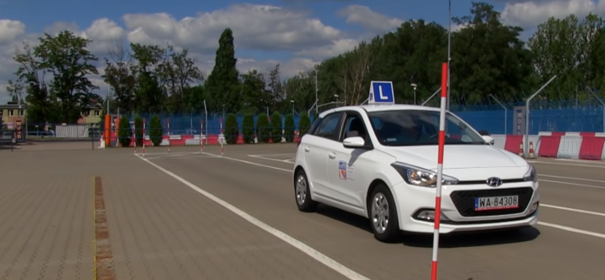 Nowe zasady egzaminów na prawo jazdy mogą przyprawić o zawrót głowy. Jeden zapis jest szczególnie kontrowersyjny