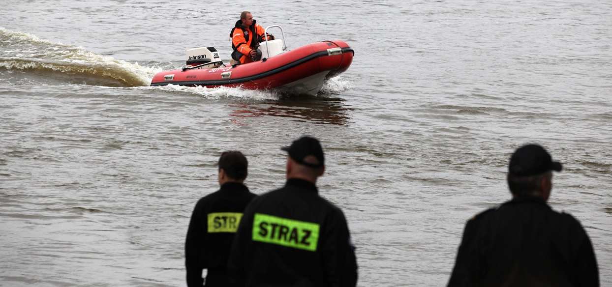 Dramatyczne poszukiwania dwóch młodych mężczyzn na Zalewie Szczecińskim. Służby pracują już drugi dzień