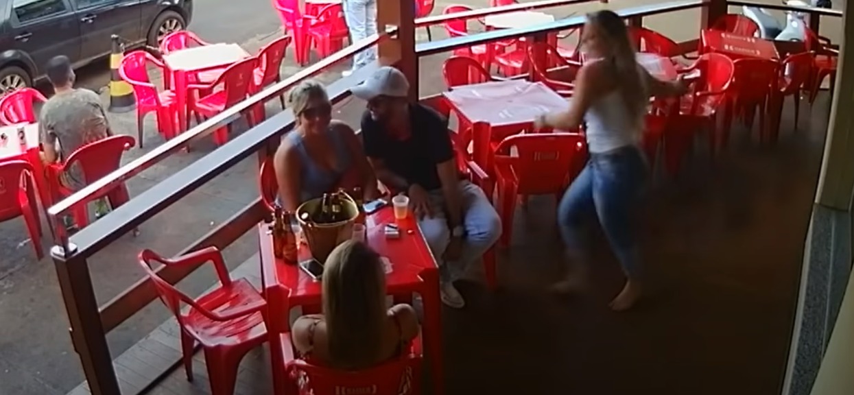 Żona zauważyła w knajpie męża na randce z kochanką. Reakcja przechodzi najśmielsze oczekiwania, przechodnie nie mogli oderwać oczu
