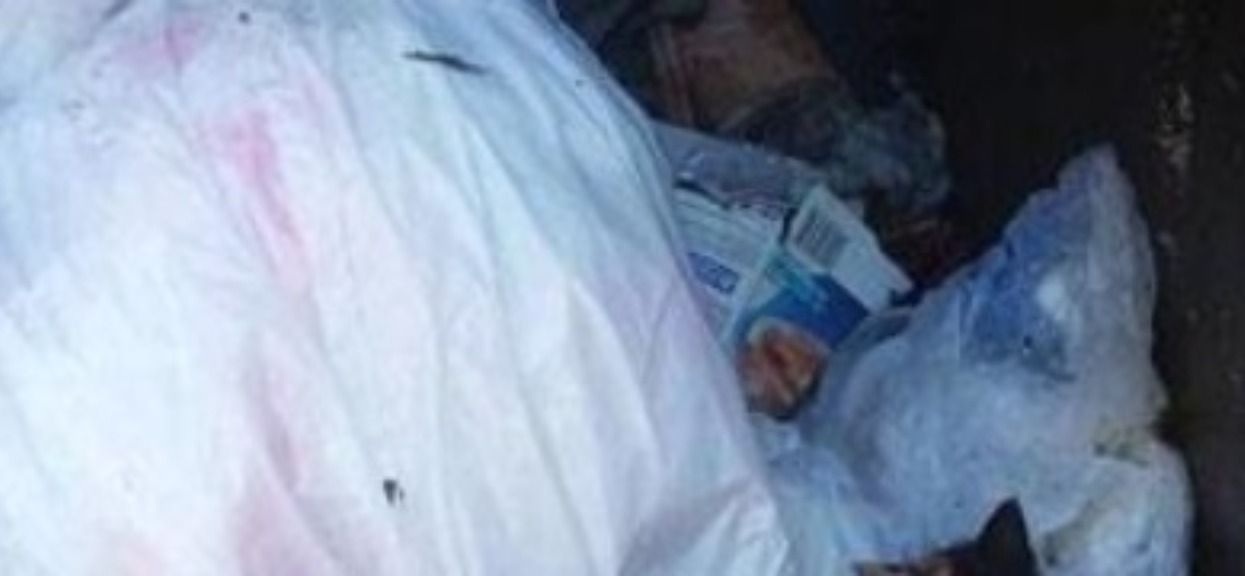 Operator śmieciarki w ostatniej chwili zauważył poruszającą się torbę. Zajrzał do środka i pobladł