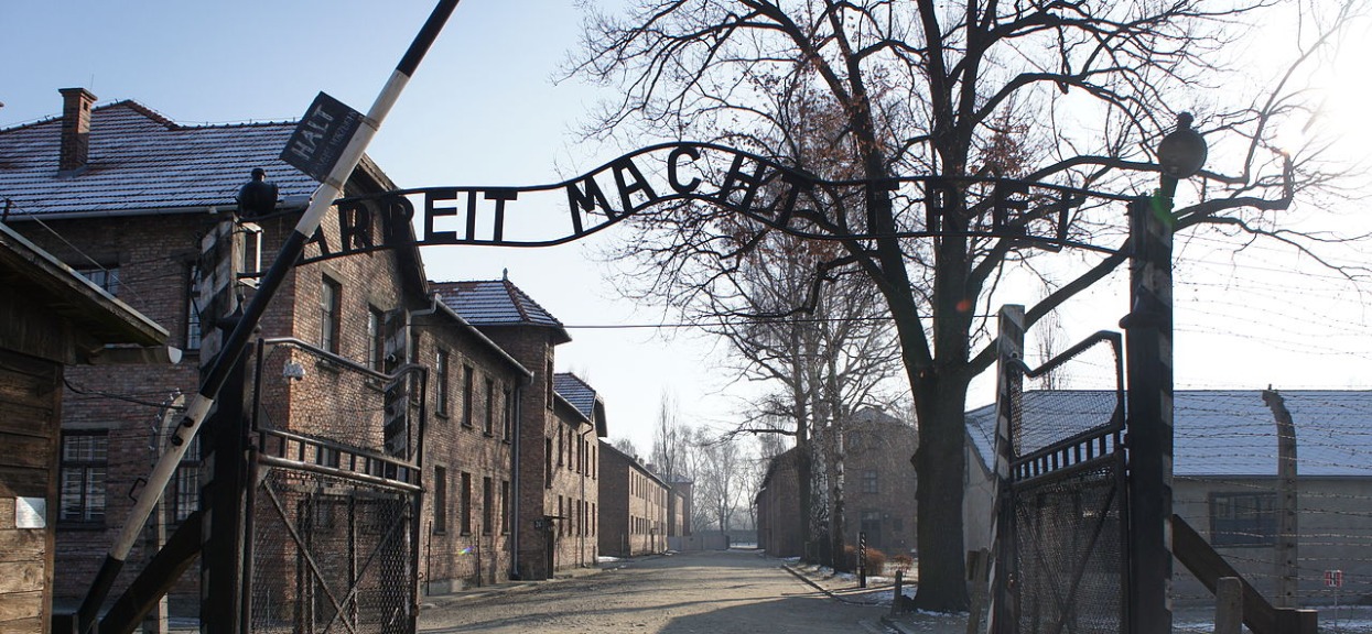 Porażające odkrycie w Auschwitz. W kominie znaleźli ukryty schowek, zawartość wywołuje ciarki na plecach