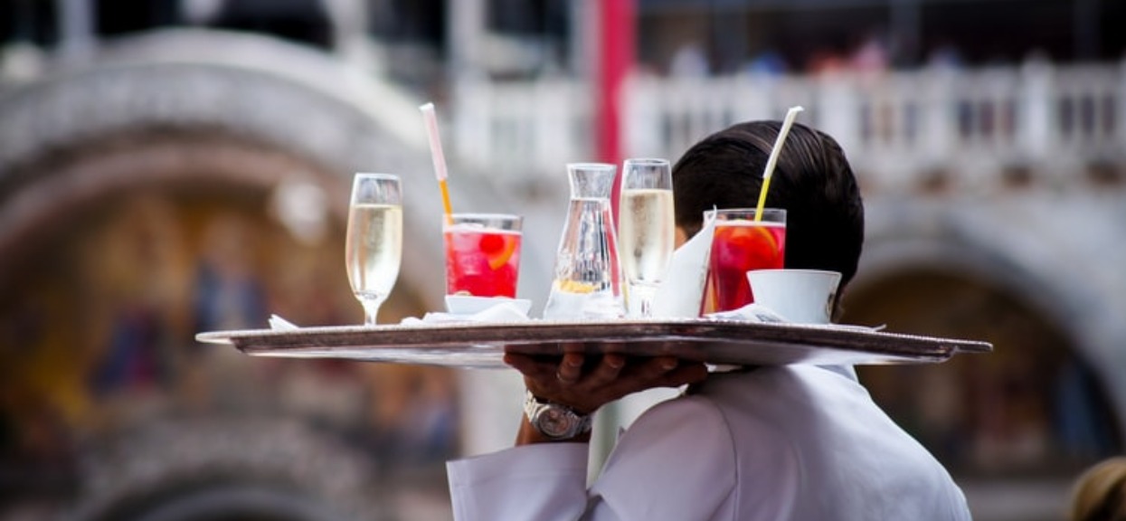 Kelner spojrzał na wiadomość klienta zostawioną na rachunku i nogi się pod nim ugięły. Natychmiast wybiegł z restauracji