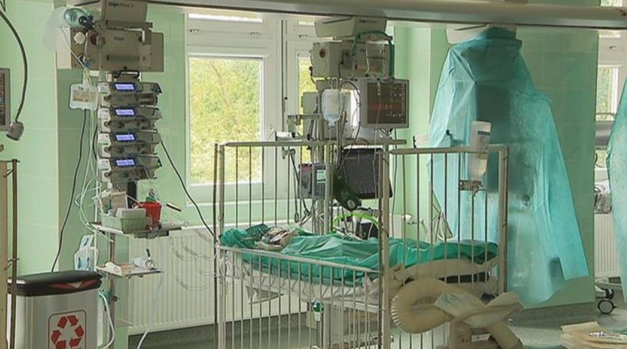 2-letnia Klaudia oblała się gorącym olejem, teraz walczy o życie. Zrozpaczona rodzina błaga o pomoc, potrzeba 150 tysięcy złotych