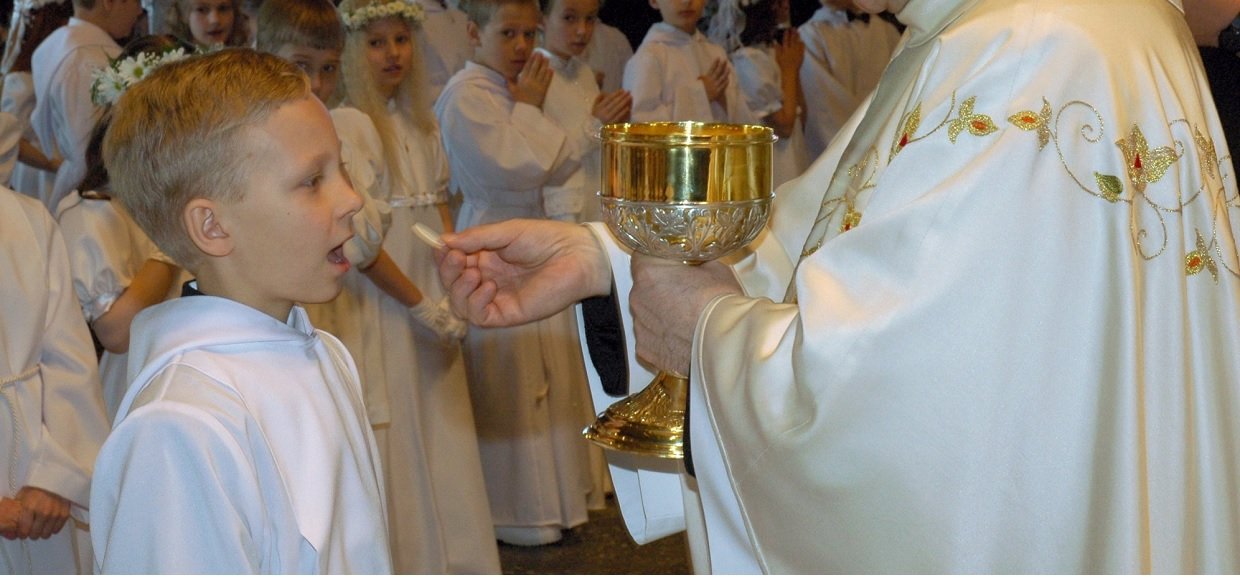 Kiedy pierwsze komunie święte? W niektórych parafiach już się odbyły, ale wyglądały inaczej niż zwykle