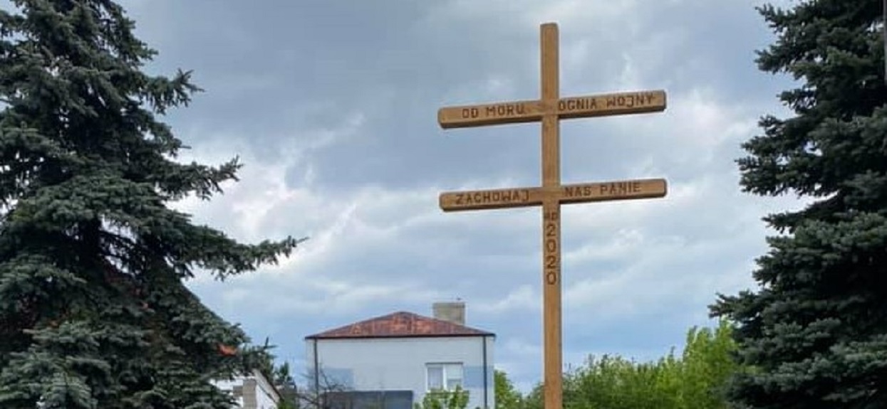 Władze powiatu chełmskiego postawiły "krzyż epidemiczny". Ma uchronić mieszkańców przed koronawirusem