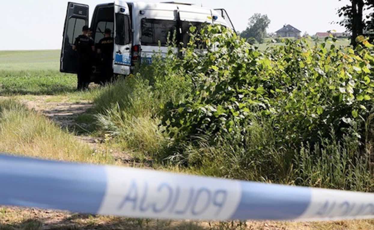 Kobieta podeszła bliżej i zamarła z przerażenia. Natychmiast wezwała służby, straszne znalezisko w Warszawie