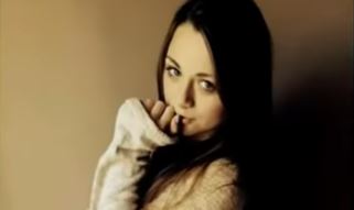 14-latka zadzwoniła do koleżanki i wyjawiła jej przerażający sekret. Wkrótce znaleźli ją martwą, jej historią żyje cała Polska