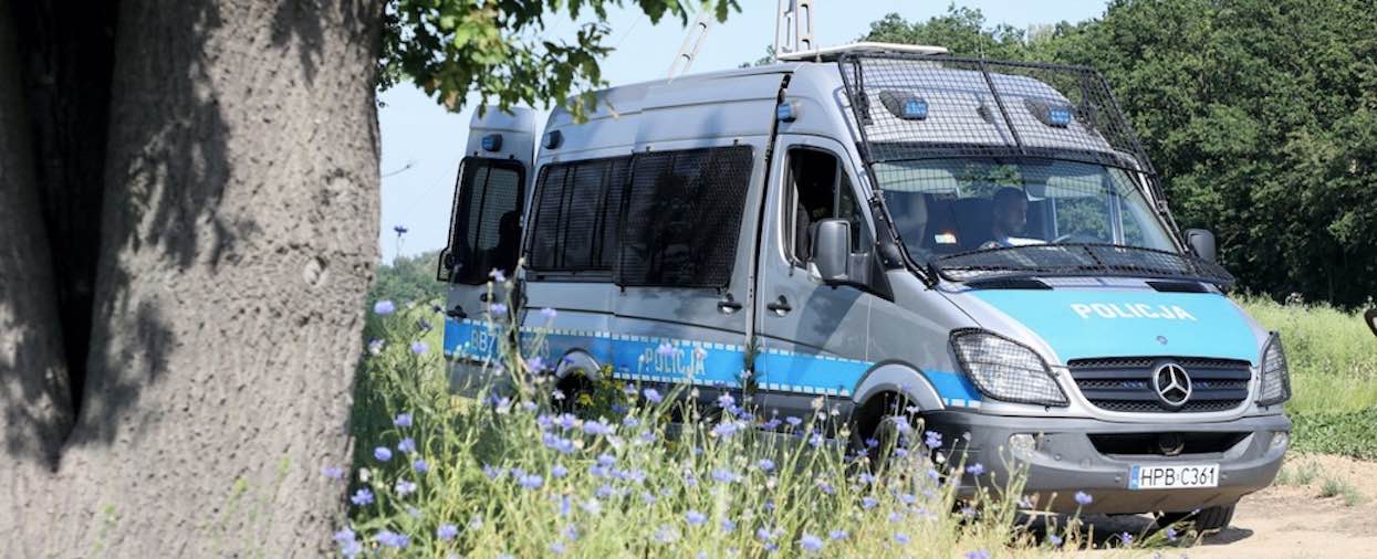 Właśnie podano smutną informację, na północy Polski znaleziono ciało noworodka. Policja prosi o pomoc, każda informacja jest cenna