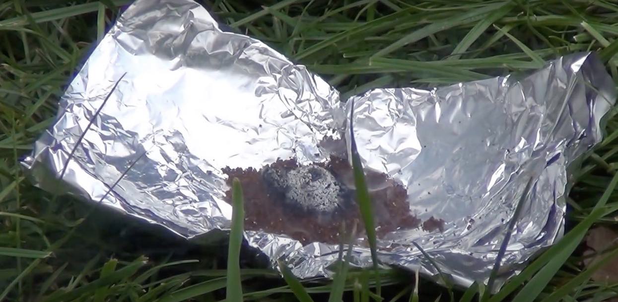 Wysypała szczyptę kawy na folię aluminiową i podpaliła. Efekt był niesamowity, teraz robi tak codziennie