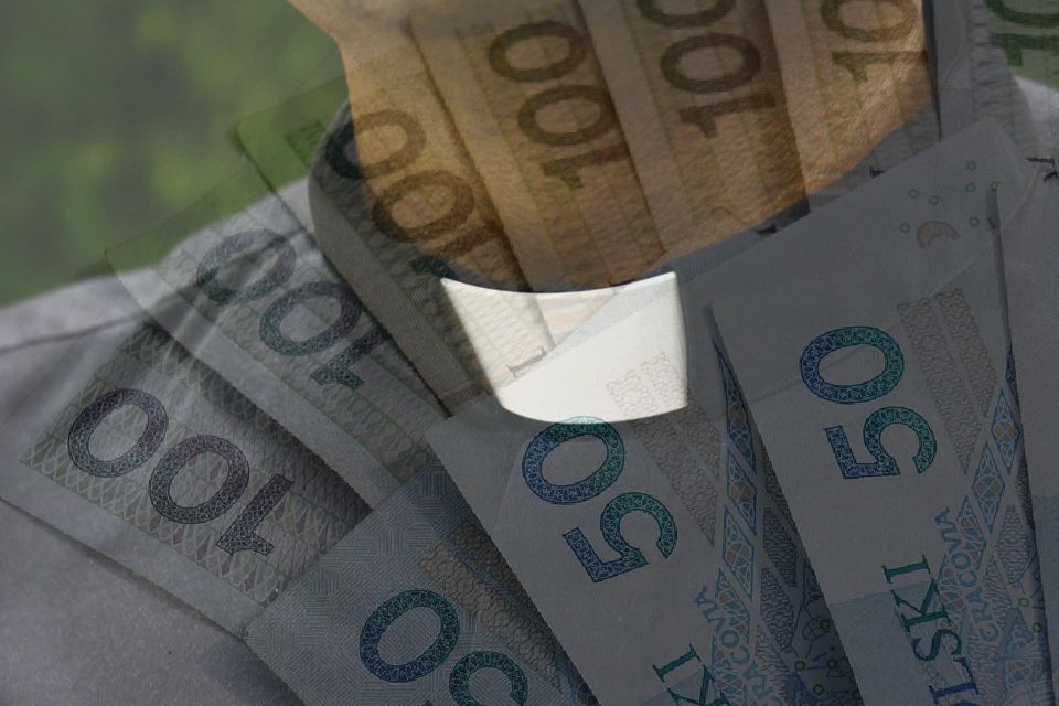 Ile zarabiają księża w Polsce? MOCNO się zdziwisz