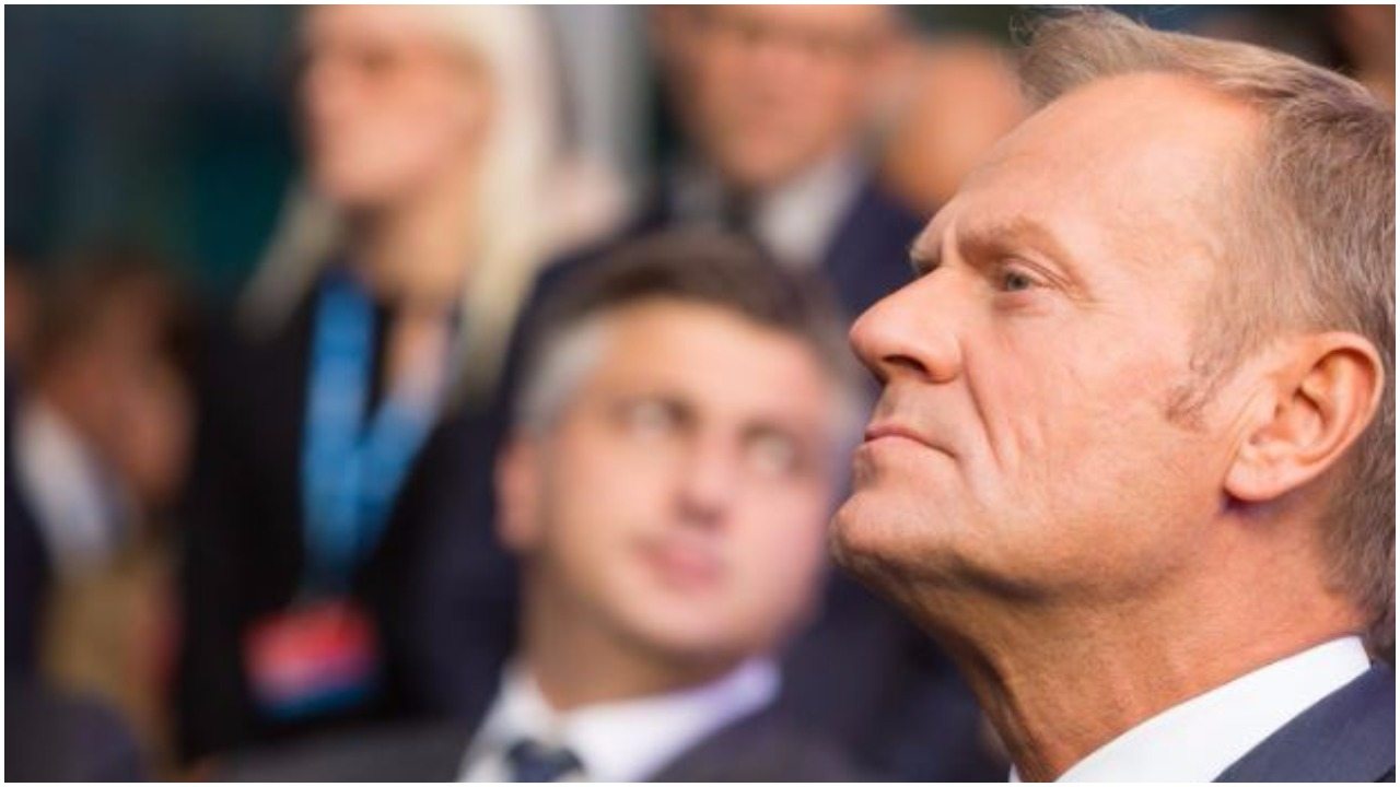 To zdjęcie narobi Tuskowi kłopotów. Stoi obok niego...