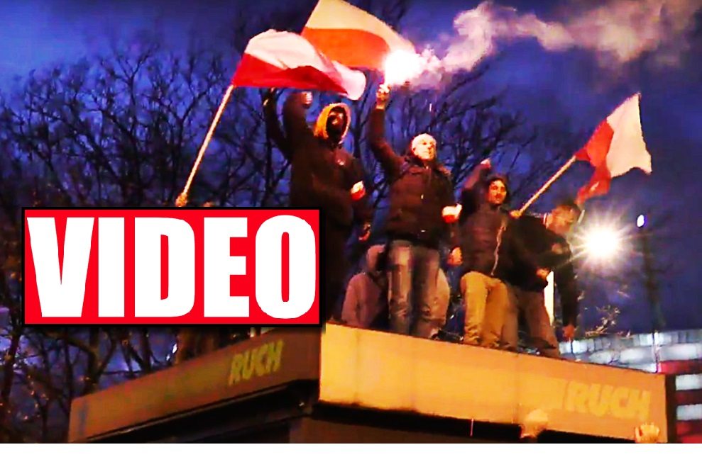 Szokujący film! Narodowcy niszczą kiosk, a policja UCIEKA