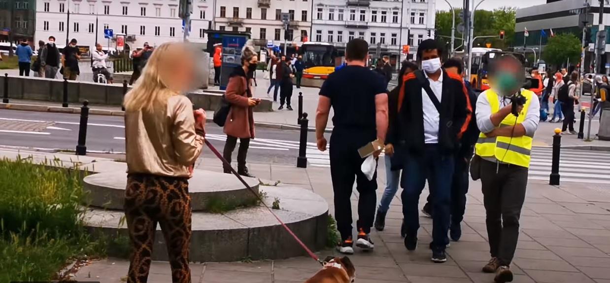 Policjant zatrzymał kobietę i spytał, gdzie ma maseczkę. Odpowiedź zwala z nóg
