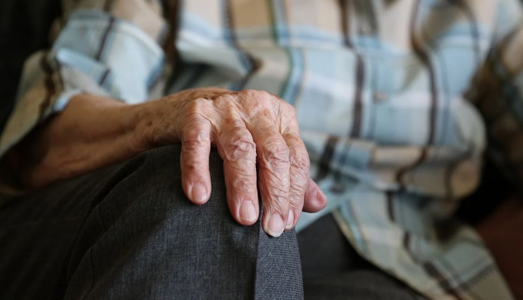 Skandal, polscy emeryci ujawniają dramatyczne kulisy. Skarbówka zajmuje ich konta, zostają bez środków do życia
