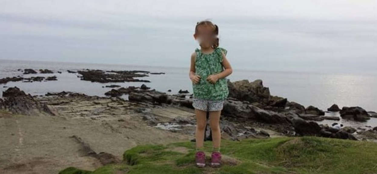 Zrobił córce niepozorne zdjęcie na plaży. Dopiero w domu dostrzegł porażający szczegół, przez niego nie może spać spokojnie
