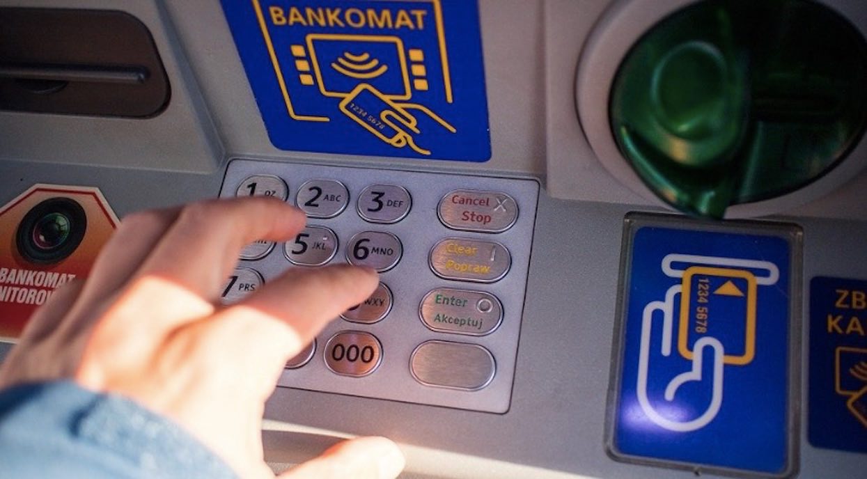 77-latka włożyła kartę do bankomatu i wprowadziła kod PIN. Sekundy później ktoś zaszedł ją od tyłu, popełnił wielki błąd