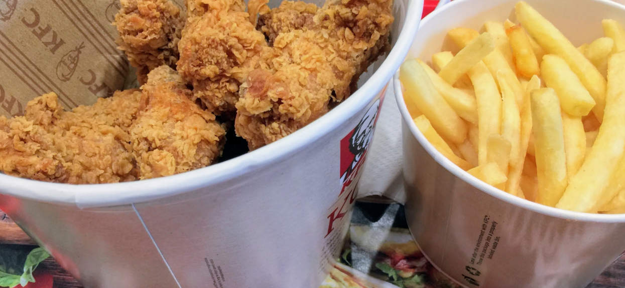 Otworzyła kubełek z KFC i od razu zrobiło jej się niedobrze. Wyciągnęła telefon i zrobiła zdjęcie, teraz ostrzega