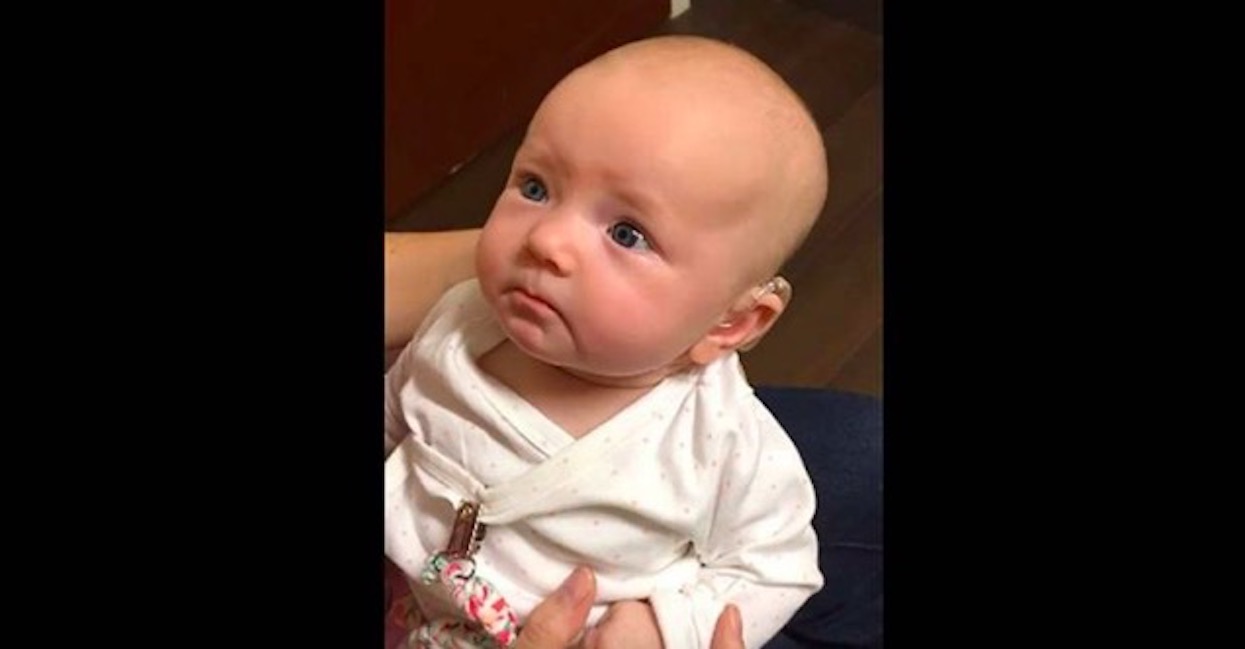 Głucha córeczka w końcu usłyszała "Kocham cię" z ust mamy. Reakcja maluszka wyciska łzy