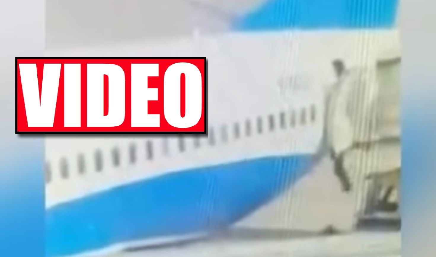 Co się tam dzieje?! Stewardessa po raz drugi wypadła z samolotu